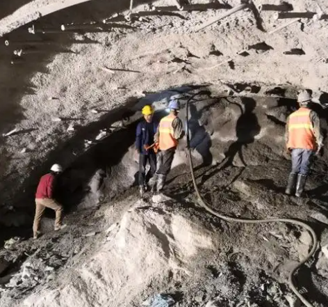 乌什隧道拱顶带模注浆料，微膨胀注浆料的特点及施工工艺